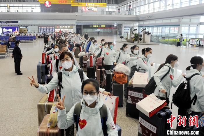 图为医务人员排队乘车。 张远 摄 图为医务人员排队乘车。 张远 摄