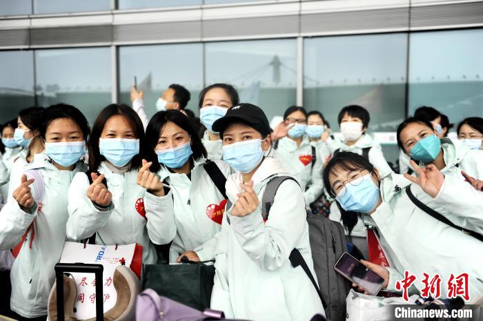 图为医务人员在西安北站合影。 张远 摄 图为医务人员在西安北站合影。 张远 摄