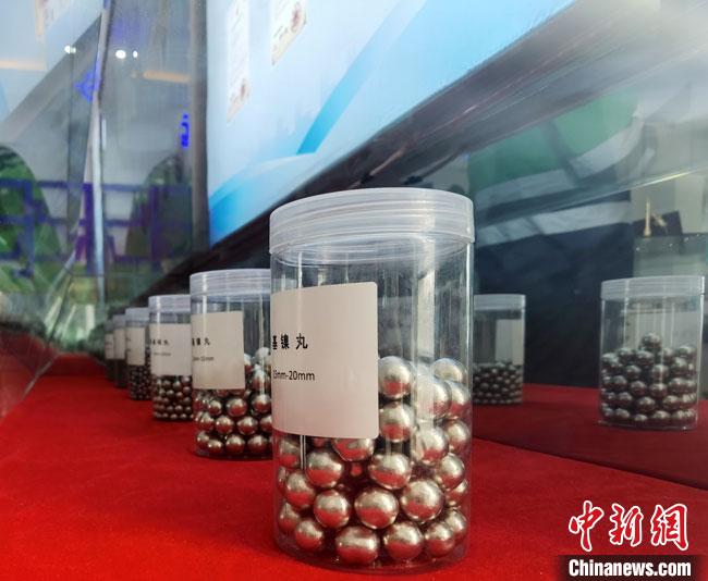 图为4月中旬,金川集团公司羰化冶金生产线上的产品展陈。 冯志军 摄 图为4月中旬,金川集团公司羰化冶金生产线上的产品展陈。 冯志军 摄
