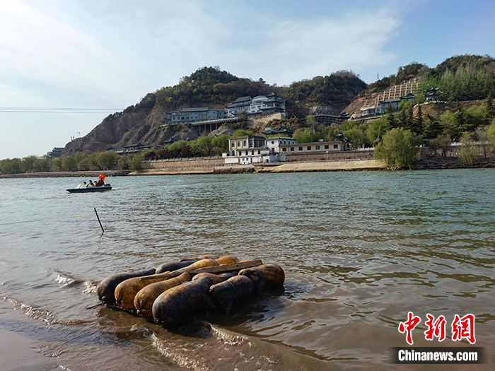图为4月10日,黄河兰州段岸边漂着羊皮筏子。 <a target='_blank' data-cke-saved-href='/' href='/'>中新社</a>记者 高莹 摄 点击进入下一页