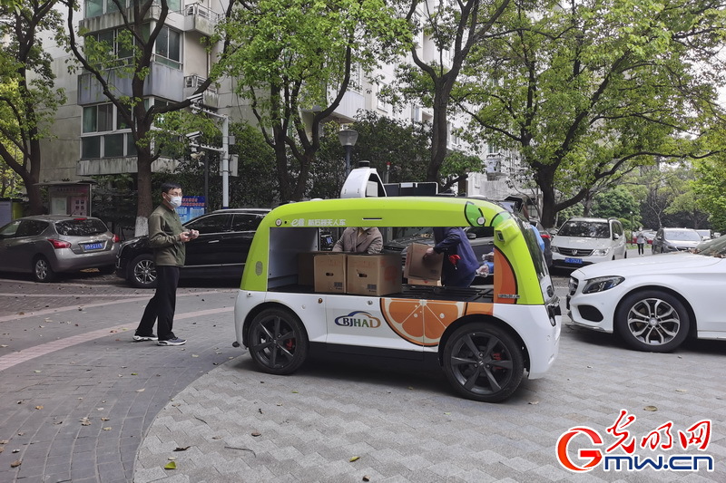 【组图】“守沪者联盟”丨上海:自动驾驶无人车亮相小区 助力疫情保供最后100米 【组图】“守沪者联盟”丨上海:自动驾驶无人车亮相小区 助力疫情保供最后100米