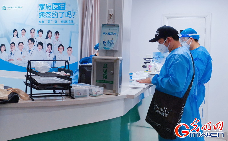 【组图】“守沪者联盟”丨上海:街道医院开放至深夜 为社区志愿者代配药服务 【组图】“守沪者联盟”丨上海:街道医院开放至深夜 为社区志愿者代配药服务