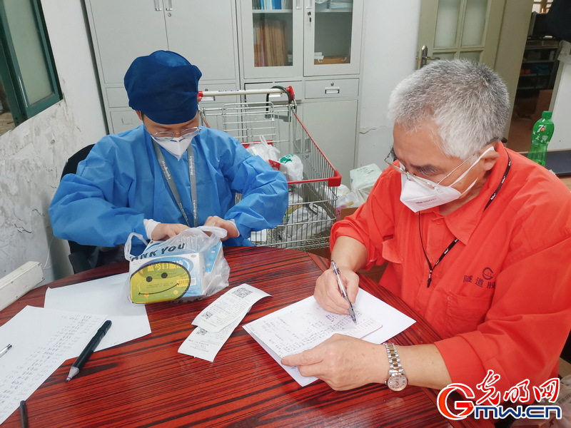 【组图】“守沪者联盟”丨上海:街道医院开放至深夜 为社区志愿者代配药服务 【组图】“守沪者联盟”丨上海:街道医院开放至深夜 为社区志愿者代配药服务