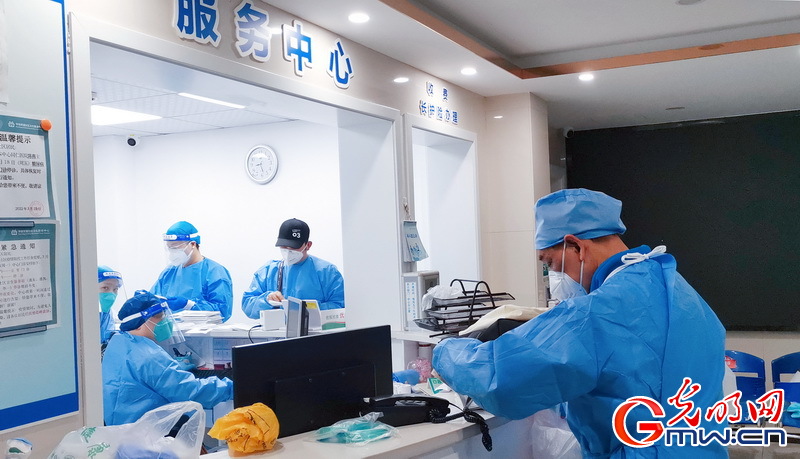 【组图】“守沪者联盟”丨上海:街道医院开放至深夜 为社区志愿者代配药服务 【组图】“守沪者联盟”丨上海:街道医院开放至深夜 为社区志愿者代配药服务