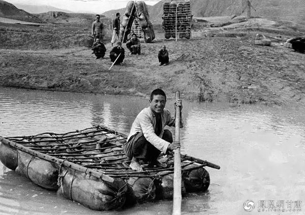 羊皮筏子是黄河沿岸保留下来的一种古老的摆渡工具，是黄河文化的重要组成部分。图源自网络