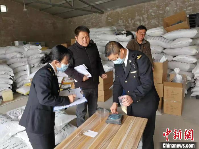 图为兰州海关工作人员检疫监管出口种子。 梁坤 摄 图为兰州海关工作人员检疫监管出口种子。 梁坤 摄