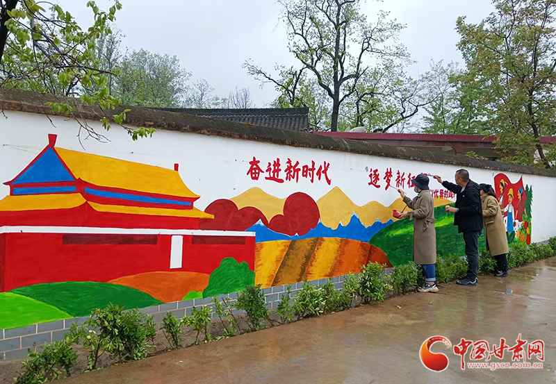 成县：多彩墙绘画出乡村振兴新画卷