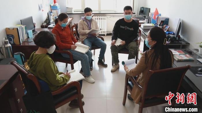 图为课后,新吉乐和青年教师进行业务交流。 欧戈 摄 图为课后,新吉乐和青年教师进行业务交流。 欧戈 摄