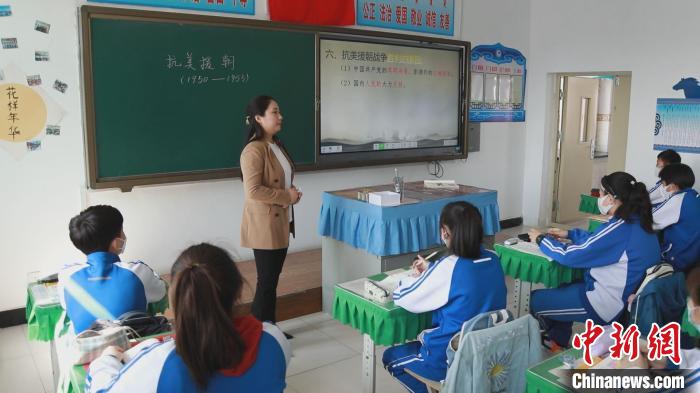 图为新吉乐给学生上课。 欧戈 摄 图为新吉乐给学生上课。 欧戈 摄