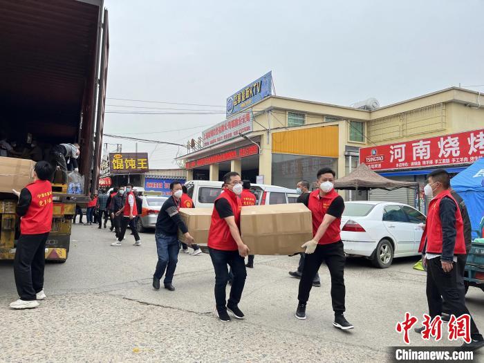 突击队员们协助搬运物资。 宁德市文旅局 供图 突击队员们协助搬运物资。 宁德市文旅局 供图