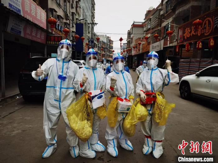 突击队员们在封控区内。 宁德市文旅局 供图 突击队员们在封控区内。 宁德市文旅局 供图