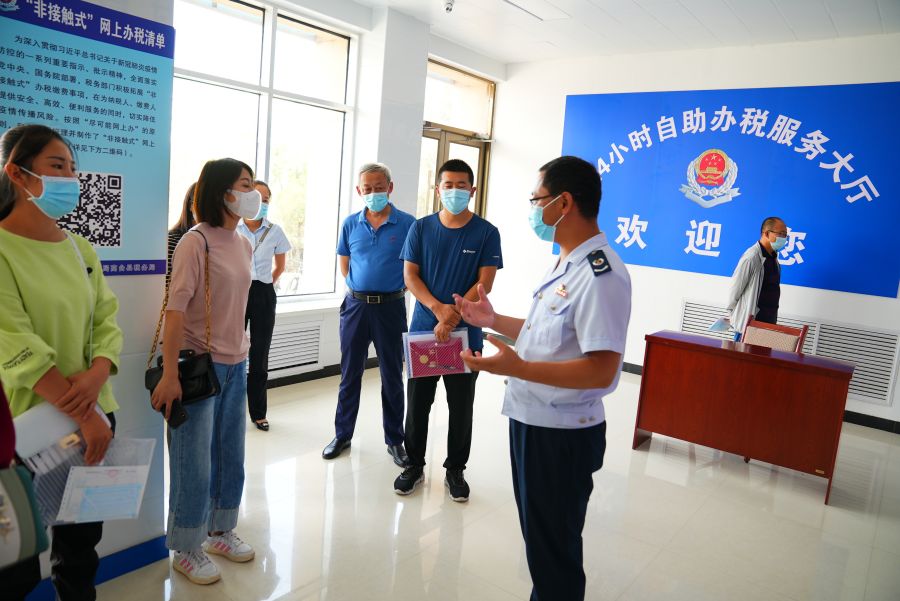 图为高台县税务局邀请体验师了解24小时自助办税厅便利化办税场景 (3).jpg 图为高台县税务局邀请体验师了解24小时自助办税厅便利化办税场景 (3).jpg
