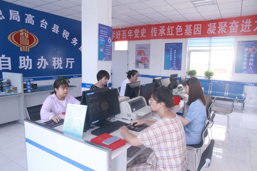 图为高台县税务局特邀监督员体验自助办税厅办税场景 (2).jpg 图为高台县税务局特邀监督员体验自助办税厅办税场景 (2).jpg