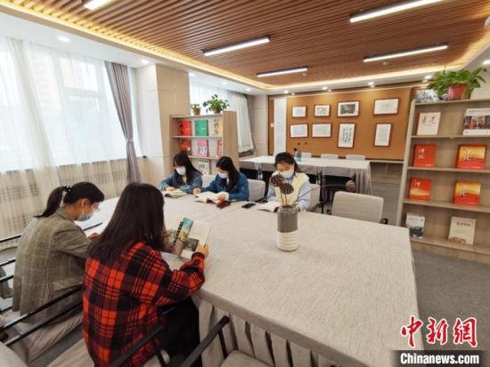 近日,在国网甘肃电力党校职工书屋,正在举行青年职工读书交流活动。 徐雪 摄 近日,在国网甘肃电力党校职工书屋,正在举行青年职工读书交流活动。 徐雪 摄