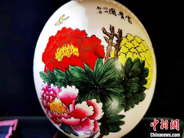 图为蛋雕作品上的牡丹花。 艾庆龙 摄 图为蛋雕作品上的牡丹花。 艾庆龙 摄