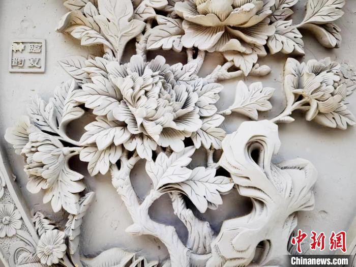图为砖雕作品上的牡丹花。 艾庆龙 摄 图为砖雕作品上的牡丹花。 艾庆龙 摄