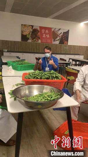 David Tidswell和同事一起剥豆子 上海安生学校(原上海托马斯实验学校)供图 David Tidswell和同事一起剥豆子 上海安生学校(原上海托马斯实验学校)供图