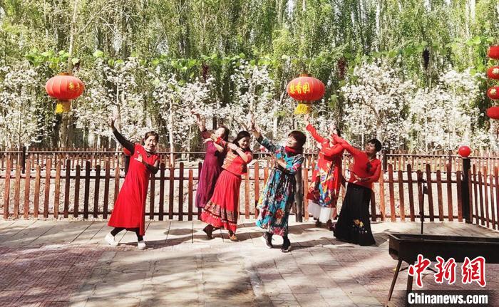大妈们情不自禁在“梨香风情园”跳起了广场舞。 陈红 摄 大妈们情不自禁在“梨香风情园”跳起了广场舞。 陈红 摄