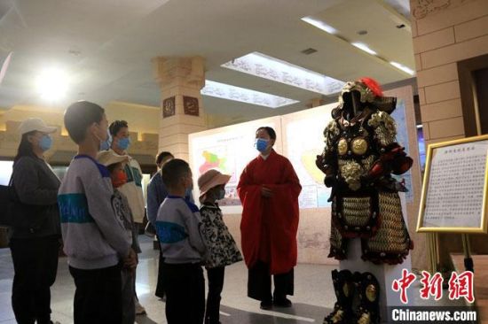 该“唐朝明光铠”吸引游人围观，尽显中国古代工匠独特设计和传统甲胄文化的魅力。　张晓亮 摄