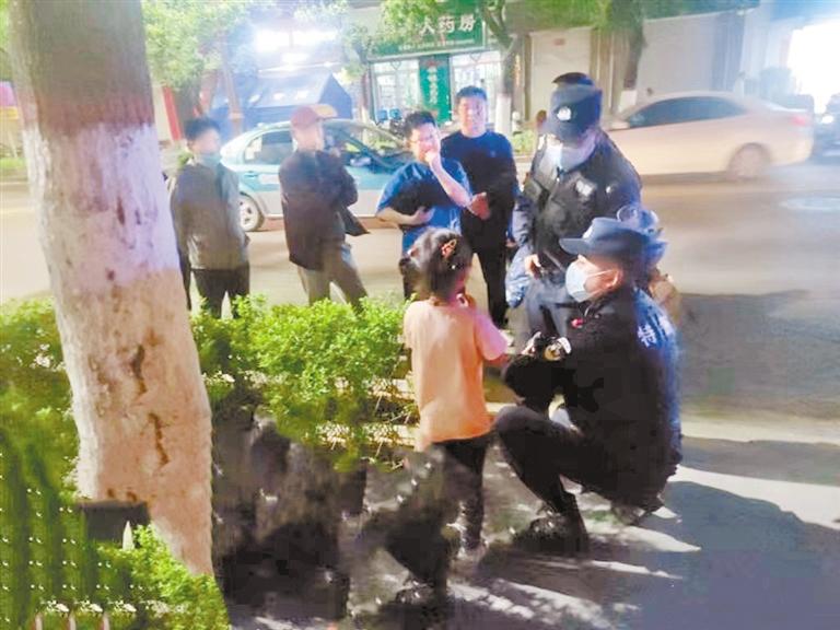 天水市甘谷县一名6岁小女孩夜里街头迷路 民警将她安全送回家