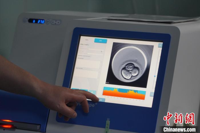 胚胎培养室研究人员用时差培养箱观察胚胎发育过程。　九美旦增 摄