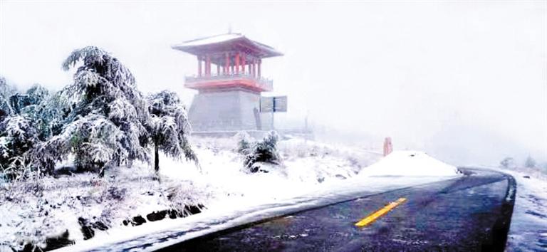 甘肃华亭莲花台景区五月飘雪