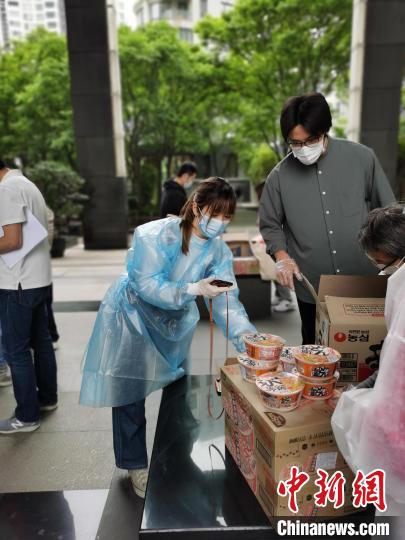 渡边亚沙子(左)在核对订单。 受访者供图 渡边亚沙子(左)在核对订单。 受访者供图
