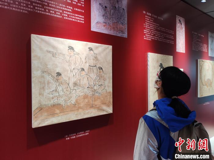 “盛世经典·壁上丹青”《壁画艺术工作坊》师生作品展。　梅镱泷 摄