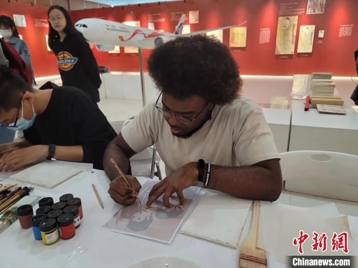 图为留学生体验壁画绘制。 阿琳娜 摄 图为留学生体验壁画绘制。 阿琳娜 摄