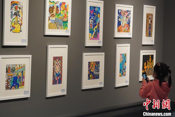 小朋友参观少儿美术展览,用手机拍照留影。 小朋友参观少儿美术展览,用手机拍照留影。