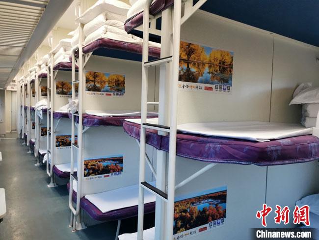 “金塔号”列车犹如多种丝路景观移动式“展示窗”，让出行旅客大饱眼福。　卢玉 摄