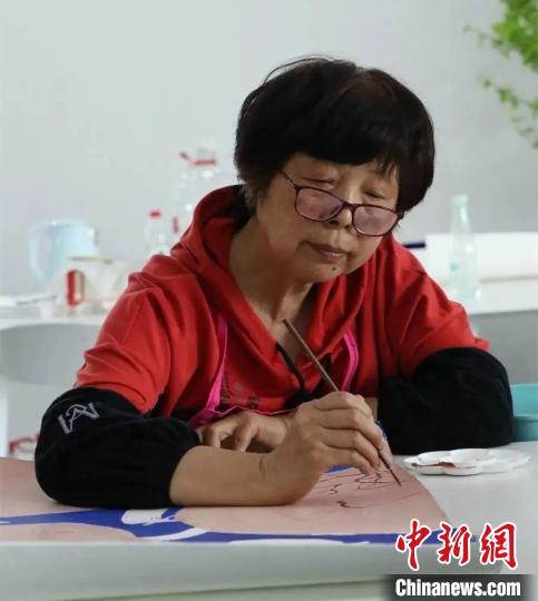 【十年@每一个奋斗的你】浙江海宁71岁农民画家:从留住乡愁到绘就“美丽乡村”