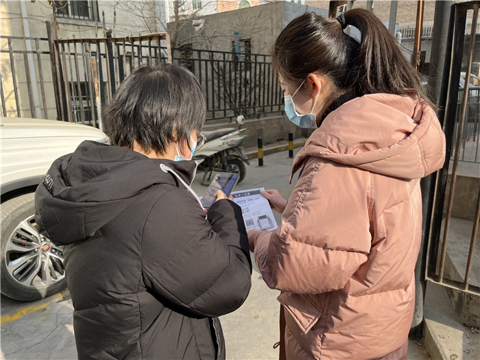 1652865716685956.jpg 兰州市纪检监察干部走上街头,向群众推广小微权力监督一点通平台。.jpg