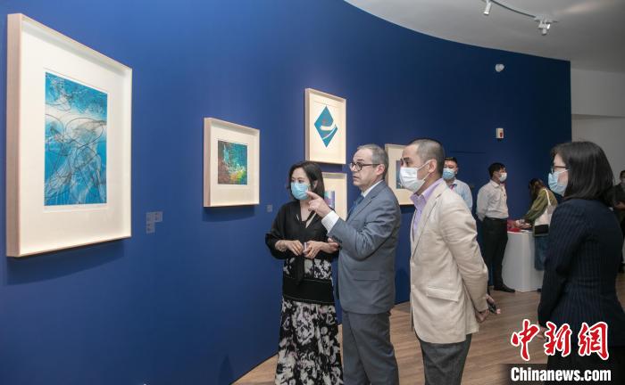 图为法国驻广州总领事福希玮(左二)在策展人徐比莉(左一)和桂湖美术馆馆长林林峰(右二)陪同下观展。 林春茵 摄 图为法国驻广州总领事福希玮(左二)在策展人徐比莉(左一)和桂湖美术馆馆长林林峰(右二)陪同下观展。 林春茵 摄