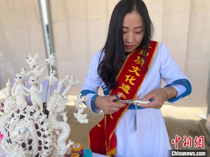 图为贺春梅展示面塑制作技艺。 张玮 摄 图为贺春梅展示面塑制作技艺。 张玮 摄
