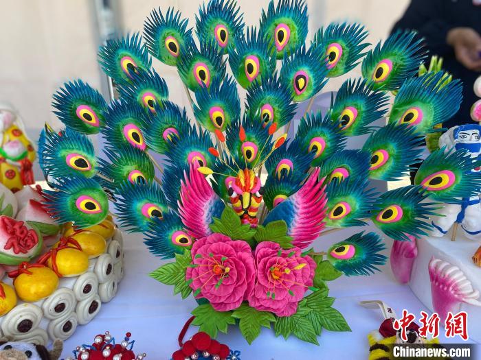 图为贺春梅的面塑作品。 张玮 摄 图为贺春梅的面塑作品。 张玮 摄