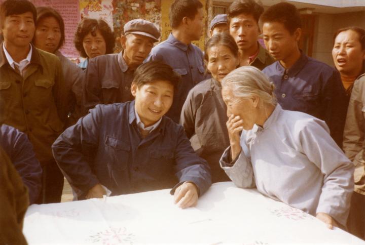 这是1983年,时任河北正定县委书记的习近平(前排居中),临时在大街上摆桌子听取老百姓意见。