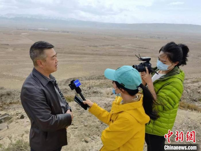 日前，中新网记者走进甘肃张掖市山丹县，采访该县汉明长城古遗址保护与开发利用。　殷春永 摄