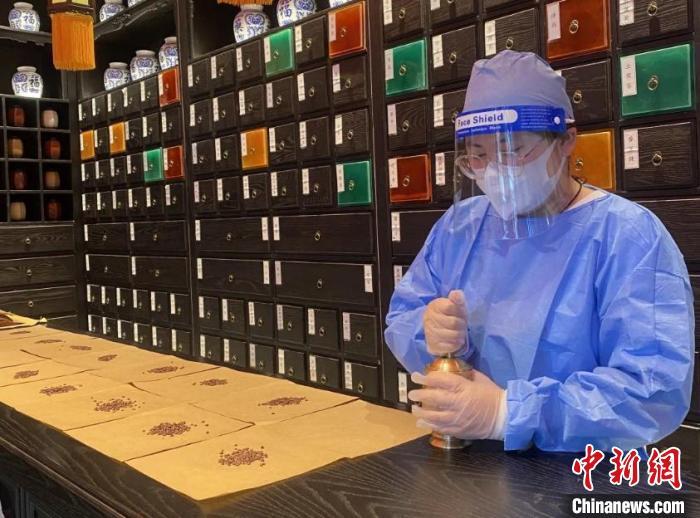 童涵春堂复工员工在店内忙碌。 复星供图 童涵春堂复工员工在店内忙碌。 复星供图