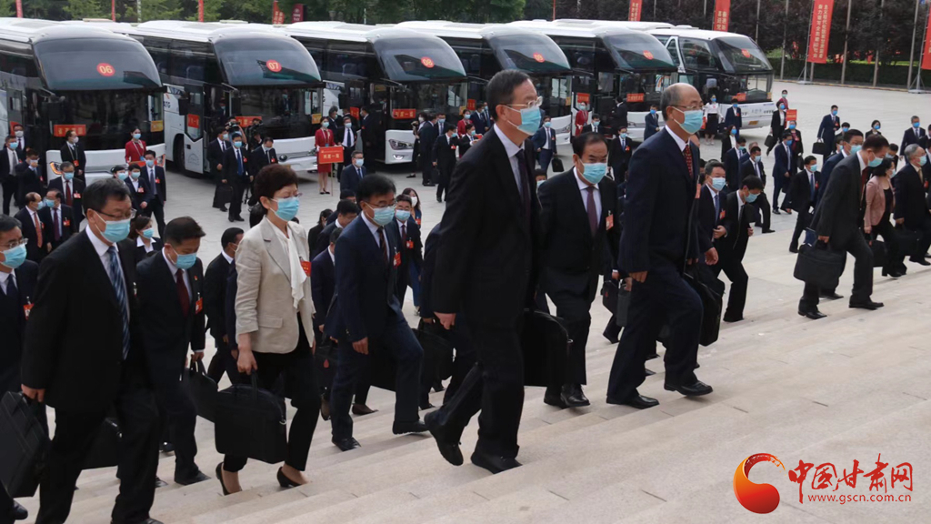 參加甘肅省第十四次黨代會的代表們滿懷信心步入會場