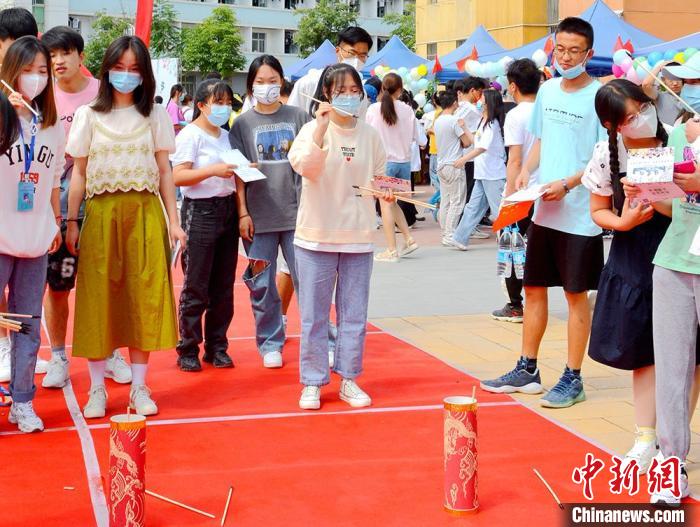 图为师生体验投壶游戏。　甘肃农业大学供图