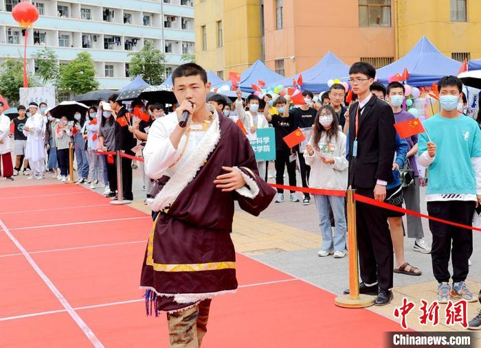 图为学生演唱民族歌曲。　甘肃农业大学供图