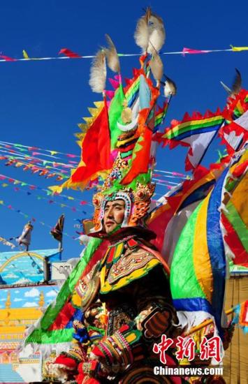 资料图:四川红原县色地乡茸塔寺的僧人为当地民众演绎著名藏戏《格萨尔王传之丹増·野沃布美》。牟静洪 摄 点击进入下一页