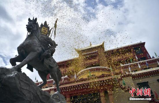 图为格萨尔王森珠达孜王宫景观亮相。 <a target='_blank' data-cke-saved-href='/' href='/'>中新社</a>记者 刘忠俊 摄 点击进入下一页