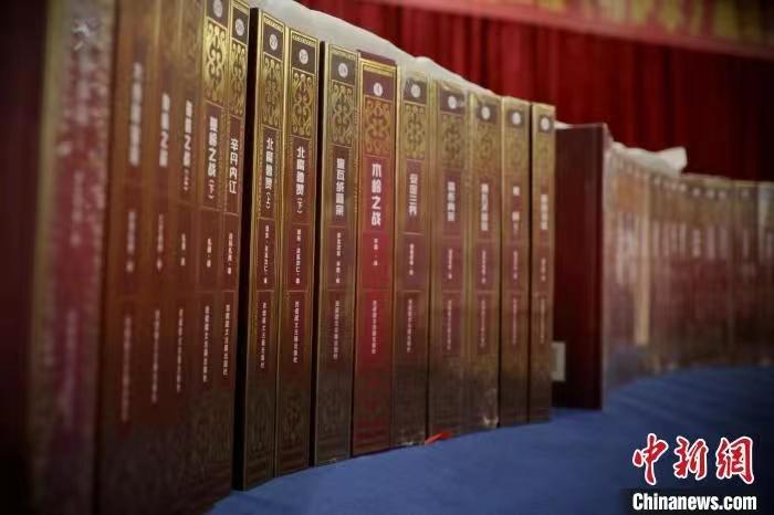 图为西藏自治区重大文化工程《格萨尔》藏译汉丛书。 赵延 摄 点击进入下一页