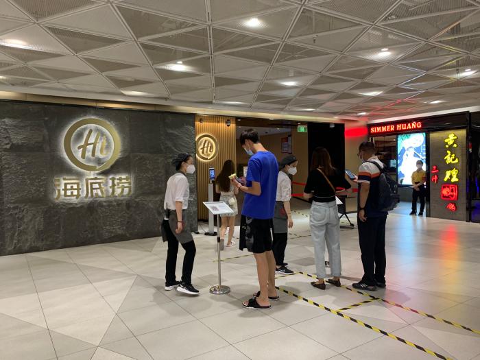 6日中午的西单海底捞门店,消费者在扫码进入。中新财经 宫宏宇 摄 6日中午的西单海底捞门店,消费者在扫码进入。中新财经 宫宏宇 摄