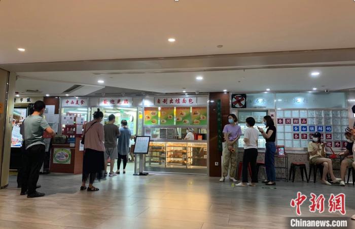 消费者6日中午在西单大悦城一餐厅门口取号排队。中新财经 宫宏宇 摄 消费者6日中午在西单大悦城一餐厅门口取号排队。中新财经 宫宏宇 摄