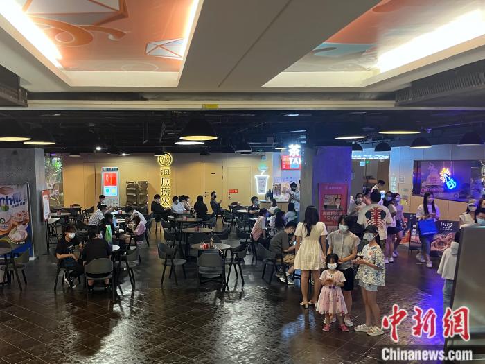 6月6日晚间,排队等待堂食的顾客们。 左宇坤 摄 6月6日晚间,排队等待堂食的顾客们。 左宇坤 摄