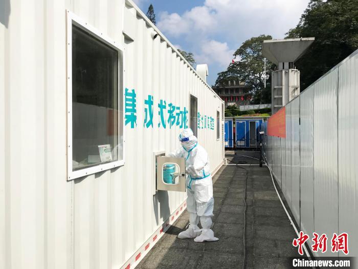 资料图:广西边境口岸首个方舱核酸检测实验室在凭祥友谊关口岸建成启用。 凭祥市卫生健康局供图 资料图:广西边境口岸首个方舱核酸检测实验室在凭祥友谊关口岸建成启用。 凭祥市卫生健康局供图