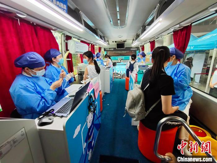 资料图：南宁师范大学师园学院学生在广西新冠病毒疫苗移动接种车上接种疫苗。　黄艳梅 摄